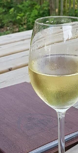 Een fris glas op een houten tafel in de buitenlucht