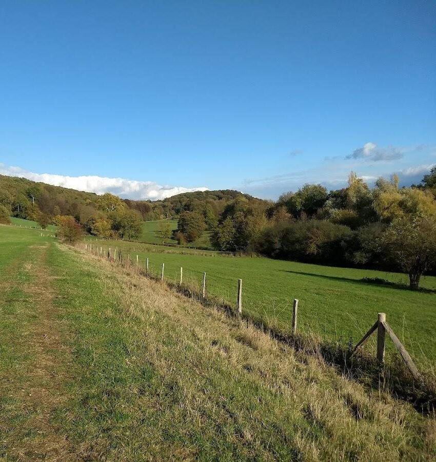 Wandelpad door het glooiende landschap van de Voerstreek
